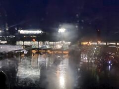 【成田空港に到着】

雨と外の寒さに雲る窓...