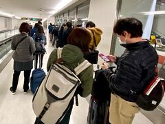 【成田空港／PCR検査等】

ガラガラのカタール航空、多分、一番に近い早さで降りれたと思うものの...行く先には、同時刻に到着した他国からの乗客たちで混雑気味..ほとんどが日本人、外国人がちらほら....