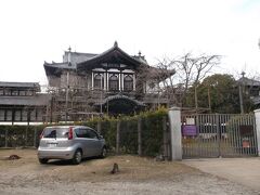 この素敵な建物は、奈良国立博物館の仏教美術資料研究センター。

建物は明治35年建築。国立奈良県物産陳列所。
昭和27年から昭和55年までは奈良国立文化財研究所春日野庁舎。