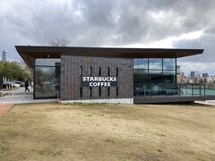 世界一美しいと言われる「スターバックスコーヒー 富山環水公園店」。
平日でしたが行列が出来ていて、入店はまた次回の機会に。
この店は、スターバックスコーヒーで行われているストアデザインアワードを2008年受賞しています。アワードは、2010年・2011年にも行われ、それぞれ福岡大濠公園店が2010年、太宰府天満宮表参道店は2011年に受賞しているらしい。