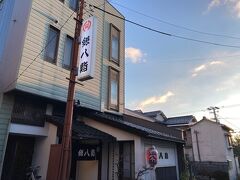 上本町の電停で市内電車を下車。数分歩いてやって来たのが「銀八鮨」です。
こちらは、2012年5月に出張で富山を訪れた際、同期の富山支社長が連れて行ってくれたお店。富山湾の美味しい寿司に感動を覚え、以後、毎年のように家内を連れてプライベートで何度も訪れているお店です。普通のサラリーマン家庭の拙宅ですが、ほぼ唯一の贅沢「寿司を食べに地方に行く」をやって来たお店です。