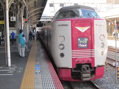 関東では普段見られない列車を、朝から岡山駅で撮影☆

出雲市と岡山を走る「特急やくも」３８１系。
山陽から山陰までの間にある山岳地帯を走るので、カーブに強い「振り子式」の電車です。
カーブになると車体がカーブの内側に最大５度まで傾き、カーブの外側に掛かる遠心力を最小にします。
これにより、既定の速度よりも早く走ることができる電車です。

車体が傾くということは、パンタグラフ（屋根の上にある、電気を集める装置）も傾くので、架線の張り方を特殊にしなければならないので、走れる線区が決まっています。