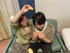 ホテルに戻って二次会です。
随分飲んで、この時はもうお開き前。
お店の大女将さんにもらったミカンを食べてます。
1日目終了です、お疲れ様でした。