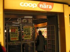 ホテルからすぐのストックホルム中央駅の地下にCOOPの店舗がある、と教えてもらったのでごはんが済んだらお買い物♪
遅くまで開いているのでと～っても便利です。