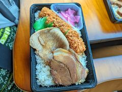 ◆としまやミックス弁当（としまや弁当）650円

実は、「としまや弁当」でもうひとつお弁当をGETしていました！木更津といえばのアーティスト氣志團の綾小路翔さんが「としまや弁当」のイカフライ弁当がお好きとのことだったので、チャーシューの他、バーベキュー、イカフライが乗ったこちらのお弁当も追加注文（笑）

なんといってもイカフライ！特製ダレにくぐらせたイカフライがたまらなく美味しいっ！これはクセになります。私はこのイカフライの方がチャーシューよりもヒット！

ただね、めっちゃジャンキーなので２切れくらいが美味しく食べられる量ですww それ以上食べるならおビールをお供にしたいところですね(´∀｀*)ｳﾌﾌ