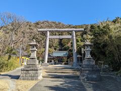 海沿いをずっと走りながら、安房国一之宮「洲崎神社」に行きました。
安房国（あわのくに）は、現在の千葉県南部です。その界隈では映える神社で有名らしい？？？ですよ。※無料駐車場あり

………わかりますぅ？？？
真っ直ぐに延びる階段があることに（笑）