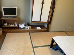 guesthouse 甚之丸さんにチェックインです。フェリーが着いた早朝に預けさせて頂いていたリュックを、部屋に運び込んで下さっていました。
部屋にポットはないため、共同のキッチンで持参ティーバックの紅茶を淹れて温まります。紅茶を飲みながら、居合わせたオーナーと少し話をしました。一人旅は、誰かと会話するとホッとします。