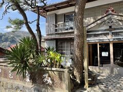 来た道を少し戻って、上ってきたのとは別の階段を下ると、踊り子の里資料館があります。入ってみると口コミ通り、とてもリアルな人形がずらりと部屋に並び、館内を歩くと建物の床がキシキシと音を立てるので、なんだか怖くなってそうそうに退散してしましました。しかし、外観は趣きがあって好きです。隣には公衆トイレも有り。