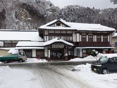 　駅の通りを真っすぐ行くと正面に重厚な木造建築。