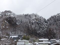 　山寺ホテルの背後に屏風のように連なる立石寺の山。