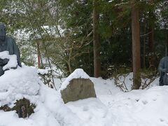 　半ば雪に埋もれた芭蕉像と句碑。