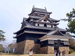 国宝松江城。登る前に観光案内所のところにあるコインロッカーに荷物を預けます。