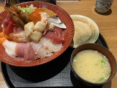 来ました！！！確かにデカいけど数々の各地のデカ盛海鮮丼を食べてきまして、今回1番デカいのですがこれならイケると思いました。勝ったな、と。。。。。