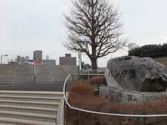 まずは桜の名所と言えばで、上野公園。

パンダ橋あたりから上野恩賜公園を観光します。