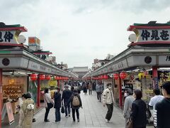 雷門から浅草寺の間の仲見世通り。