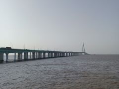 この橋は2008年に開通。北は嘉興市海塩県、南は寧波市慈渓県級市を結び、全長35kmもある。世界第3位の長さの橋だというから、中国のスケールの大きさには驚かされる。