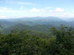 山頂は樹木にさえぎられて展望がありませんが、山頂の北側に見晴らしの良いところがあります。十方山や恐羅漢山が見えます。