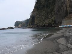 岡田港近くの海岸
さすが溶岩が流れ着いた海岸
ブラックサンドビーチです