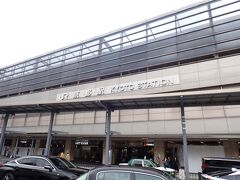 伊丹空港からリムジンバスで京都駅へ。
京都行のリムジンバスも乗客の数が多く増発便に乗車。
大山崎IC付近から渋滞しました。
京都駅八条口に到着。
ここからＪＲ琵琶湖線で滋賀県に入ります。
