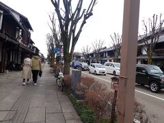 夢京橋キャッスルロードへ。

彦根城のお濠にかかる京橋からすぐ。
江戸時代の城下町を再現した白壁と黒格子の街並みが良い雰囲気。
食べ歩きなども楽しいエリアみたい。
