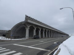 その後は歩いて北防波堤ドームへ。
雪が降ってきました。
サラサラ雪だから傘いらず。
その代わり風が強くて、叫びながら歩いていました。笑