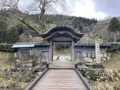 福井駅でレンタカーを借りて午前中は朝倉氏遺跡に行きました。ここは朝倉氏の五代当主朝倉義景が暮らしていた館であり、室町幕府第十五代将軍足利義昭をこの画像の門の奥にある道の端に花壇を置いて迎えて儀式や宴会を行ったそうです。