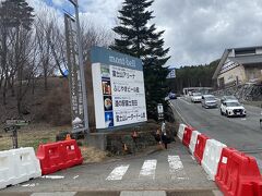 バス停から５分。道の駅富士吉田。ここも結構混んでますね。