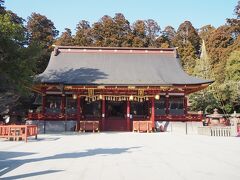 鹽竈神社には右宮・左宮の二柱が祀ってありますが、
お詣りの仕方を聞いたら、真ん中でお詣りすればいいですよ
と教えてくれました