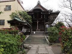 清正公寺（せいしょうこうじ）
公園内には、広場のほか、1861年に熊本藩主・細川斉護によって建てられた、加藤清正を祀る清正公寺がある。清正公寺は、当地がまだ細川家が所有していた頃から一般にも公開されていたとか。(説明文より)