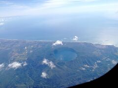 飛行機から見える洞爺湖。