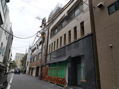 祝初優勝の荒汐部屋(1階が工事中の建物)　(道路の奥は清正公寺)
春場所(大阪場所)で初優勝した新関脇「若隆景」はこの部屋。
幕内には若元春、荒篤山の関取もいる。荒汐親方は元前頭の蒼国来。
また、元横綱双葉山に教えを受けた元小結若葉山を祖父に持ち、父は元幕下若信夫（しのぶ）という相撲一家に生まれた荒汐部屋の関脇若隆景（２7）、幕内若元春（２8）、幕下若隆元（30）が、角界史上初となる「３兄弟同時関取」を目指している。
コロナ前は窓越しに朝稽古が見られることから訪日観光客の姿が大勢集まっていた。