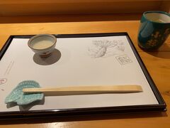 　松山市街に戻ってお昼ご飯にしました。観光客向けのお店と思って入ったお寿司屋さんで、まさかのカウンターデビューをすることに。
　鯛めしを頼みました。甘酒の器がかわいい。
