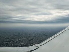 【那覇→羽田】
・その後は那覇空港へ。行きも帰りも、ひとっ風呂浴びてからの飛行機だったので、心も体も軽やか。
・レンタカーの返却ということもあり、少し早めに空港へ。那覇空港のサクララウンジで30分ほど滞在。14時と人が少ないかと思いきや
ほぼ満席の状況。やはり上級会員が増えているのかな...と。
・帰りの飛行機は新空路からの着陸。特に品川あたりの高層ビルの景色は圧巻ですよね。