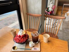 東京・新大久保【Sulbing cafe】1F

韓国デザートカフェ【ソルビンカフェ】新大久保本店で
いただいたものの写真。

ブルブルブザーが鳴ったのでレジに取りに行きました。

〇 アイスアメリカーノ　480円
〇 プレミアム生いちごソルビン　1,600円
オープン記念で練乳のトッピングが無料でした。
しかしこの練乳、普段食べているものと違って水っぽい・・・。