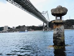 橋の下には神社
海中に石灯籠がありました。