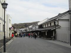 というわけで「倉敷美観地区」へ、やってまいりました☆
古い建物を再現したような建物が並び、美観を損ねないような雰囲気の街づくりが行われています☆

もちろん、電柱も埋めてあります。
スバラシイ☆

主に飲食店が多いのですが、小物雑貨関係の店や、アパレル系の店もたくさんあります。