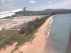バンコク→プーケットは約1時間です。
プーケット空港近くの長いビーチ、上空から眺めると綺麗です。
