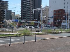 土佐電気鉄道市内線



旧高知駅前電停跡
電車乗り場は移動前は横断歩道橋中央部から階段で降りた所に所在した。
安全かも知れないがお年寄り達は不便極まりなかっただろうと思う。