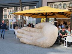 Giant Antigoon severed hand statue（巨人アンティゴンの手の像）