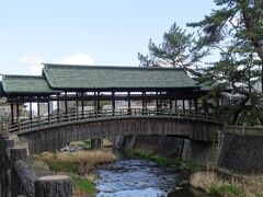 琴平花壇で竹の杖を貸していただいて、いざ金刀比羅宮へ出発。

まずは鞘橋。例大祭で神様がお渡りになる橋です。