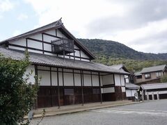 金毘羅歌舞伎の金丸座は修復中で休業してました。

裏は琴平山ですね。