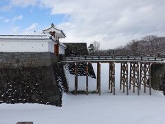 　本丸跡の石垣と堀。空堀が雪で水に浮かんだよう。