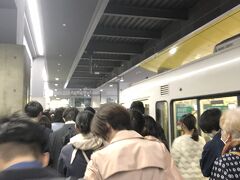 京都駅　平日昼間でも大混雑