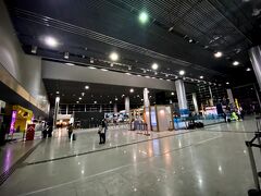 【グァルーリョス国際空港（第三ターミナル）】

夜中の3:50am発のフライトなんですが....


写真：
グァルーリョス サンパウロ国際空港（GRU）第三ターミナル...ここも、2016年のリオ五輪に合わせて慌てて造り、すったもんだあった...折角、造ったのに小さすぎとか、エアポートエクスプレスが、ターミナルまで来ていないので、全然使えないとか...