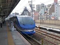 「神戸駅」では、後から来る「新快速」に乗り換えたのですが、その際、駅を通過していったのが、「智頭急行」の「スーパーはくと」HOT7000系気動車☆
この辺でしか見られない列車です☆

鳥取方面から大阪、京都まで乗り入れている特急で、この時間は「神戸駅」は通過です。隣りの「三ノ宮駅」には止まります。

というわけで、神戸では無事に「新快速」に乗り、一気に滋賀県の米原まで。
そして、米原で乗り換え、岐阜県の大垣へ、大垣からは快速に乗り、順調に横浜に近づきつつあります。