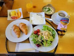 おはようございます。

この日は宮崎県内をほぼ縦断するので、出発を早くしたかったため、
チェックアウトを済ませてから、さっと朝食をいただきました。
(といいながら、結構取ってますけどね…)