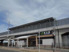 約47分で山元町南部の坂元駅に到着。
震災前の坂元駅より1キロほど内陸に移転しています。しかも高架です。