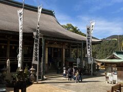 お隣のお寺に移動します。
お社とお寺が仲良く並んでいるのが日本の好きなところ。