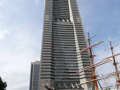 横浜ランドマークタワーと帆船日本丸