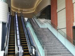 KITANAKA BRICK＆WHITE

北仲ブリック＆ホワイトは、みなとみらい線「馬車道駅」直結の商業・文化施設です。